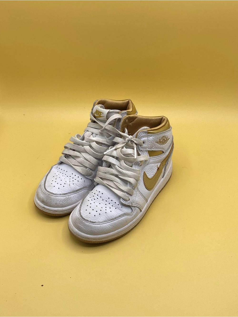 Nike Air Jordan 1 Retro High OG sneakers in a White and Metallic Gold - Picture 2 of 4